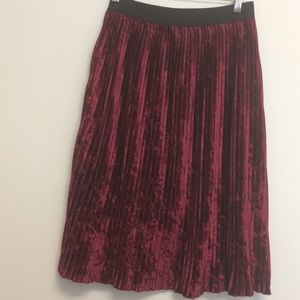 Zara pleaded burgundy skirt size medium